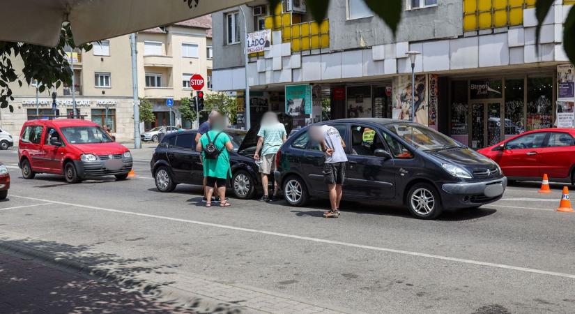 Összetört járművek és törmelék az úton: több autó ütközött Szolnok belvárosában - Szoljon