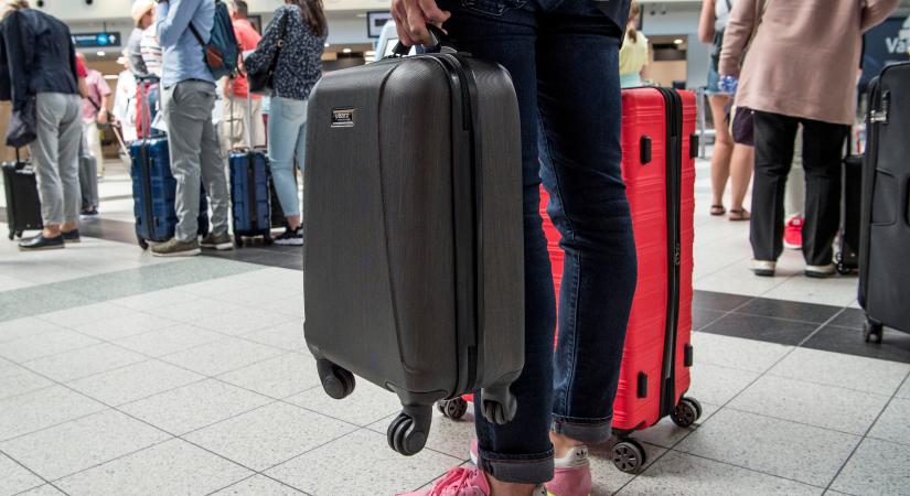 Az utasok kárára, a légitársaságok javára írja át az EU a járatkésések utáni kártérítések rendszerét - HVG - Gazdaság