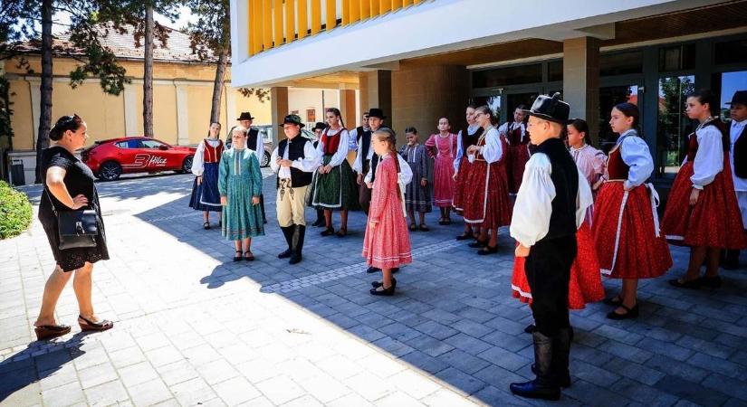 Telt ház előtt ropták a fiatalok (videó) - Teol