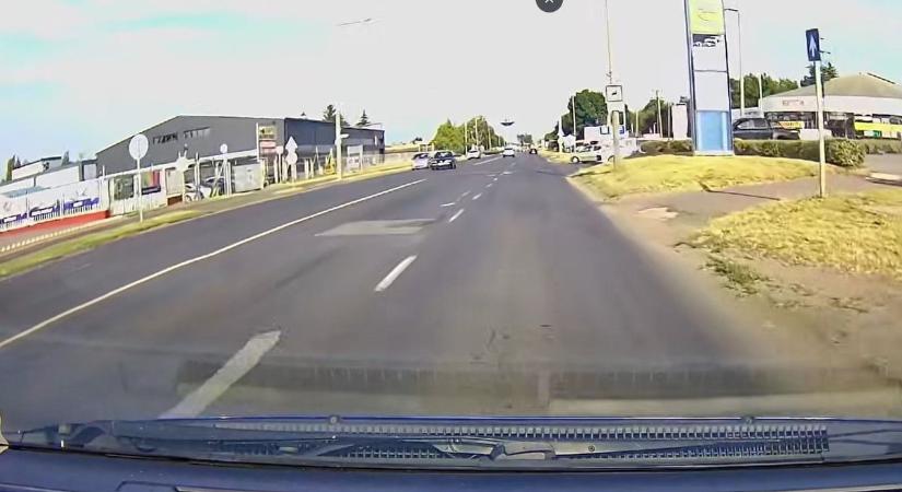 Döbbenetes sofőrök vannak! Olyat vett fel a fedélzeti kamera, amin rengetegen kiakadtak! (videó) - Szon