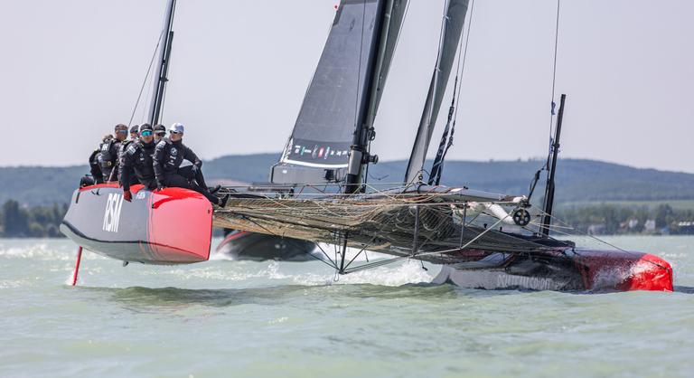 A Balatonon a helyzet változatlan: folytatódik a katamarán favoritok külön csatája - Index