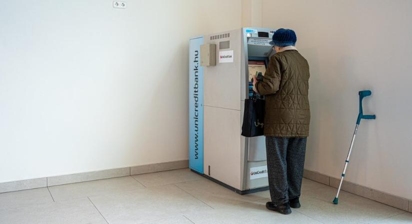 Bankszámlák: tízezreket spórolhatna a nyugdíjasok fele - 24.hu