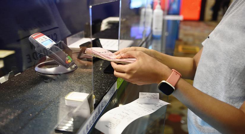 Sláger lett a devizaszámla-nyitás, nyaralni indulók és megtakarítók is élnek vele - Napi.hu
