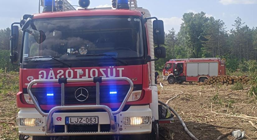 Megsemmisítették a lángok a traktort, kigyulladt körülötte az erdő - BAON