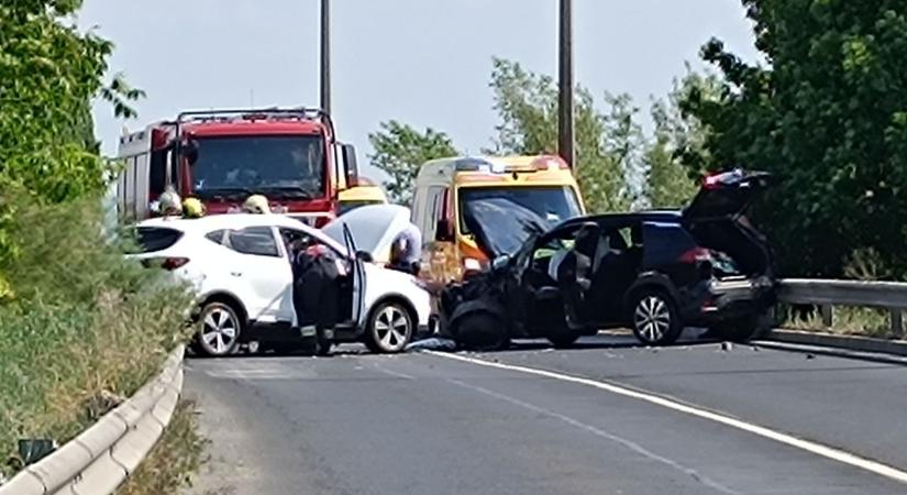 Csúnyán összetört két kocsi a győri felüljárón - fotó - Kisalföld