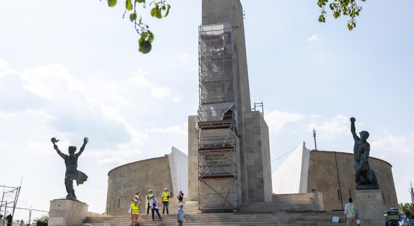 Minden tiltakozás ellenére az utolsó simításokat végzik a Gellért-hegyi Szabadság-szobor keresztjén - 444.hu
