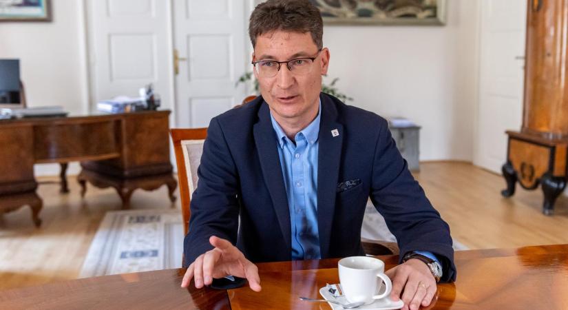 Bár Vitályos Eszter tagadta, Cser-Palkovics András továbbra is úgy tudja, hogy a kormányszóvivő bocsánatot kért tőle a picsogós megjegyzése miatt - Népszava