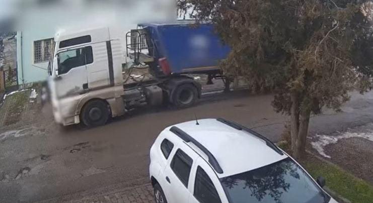 Sofőr nélkül indult el egy kamion Egerben, vasúti oszlop fogta meg – videó - HVG - Autó