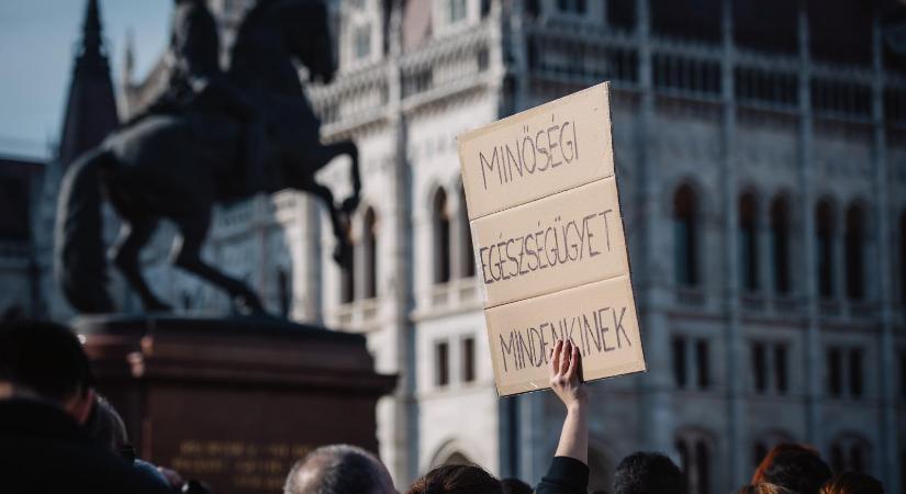 „Az egészségügy nem tud és nem akar többet hátralépni” – Nyomásgyakorlásra készülnek az egészségügyi dolgozók - Népszava