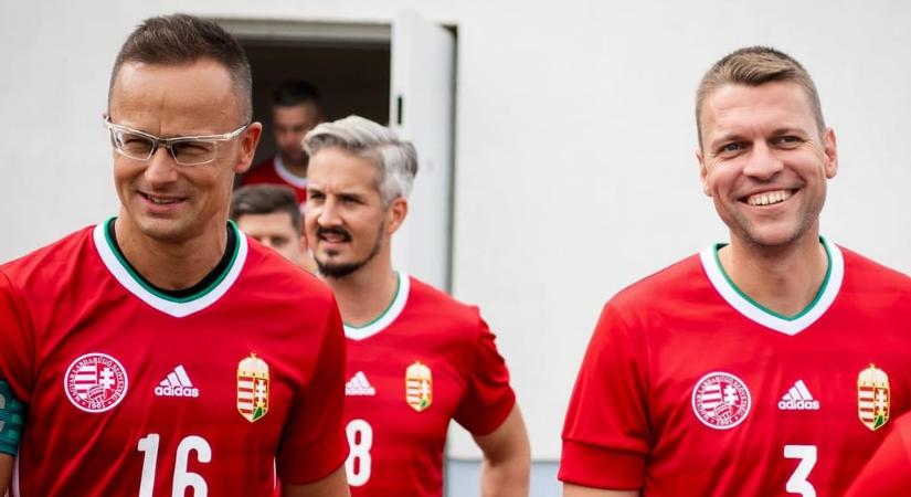 Hiába kérdezik Szijjártót, nem árulja el, hogyan fejlesztette Menczer a magyar-német kapcsolatokat - HVG - Itthon