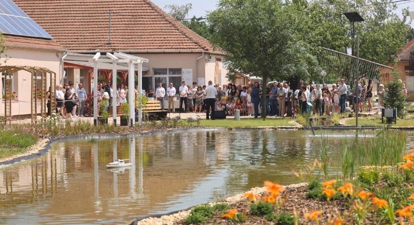Íme, a tündérkert, ami mostantól a település közösségi életének szívcsakrája lesz (fotókkal, videóval) - Boon