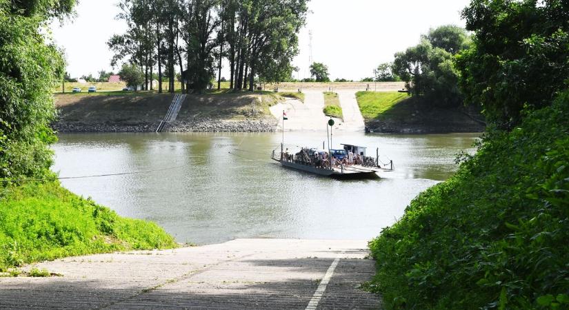 Autó gurult a Tiszába: tehetetlenül nézték, ahogy a piros Suzuki lassan elmerül a folyóban - Szoljon