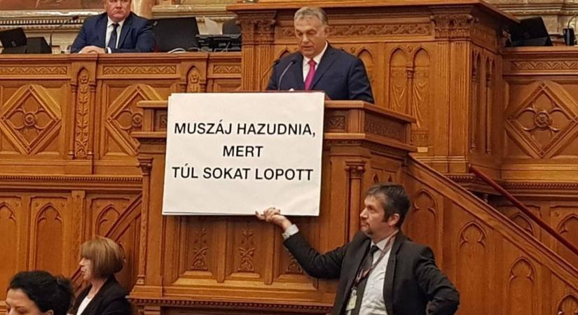 Fetrengés, obszcén táblák, kegyeletsértés – ezek voltak a hetente tüntetgető Hadházy legnagyobb melléfogásai és botrányai - Mandiner