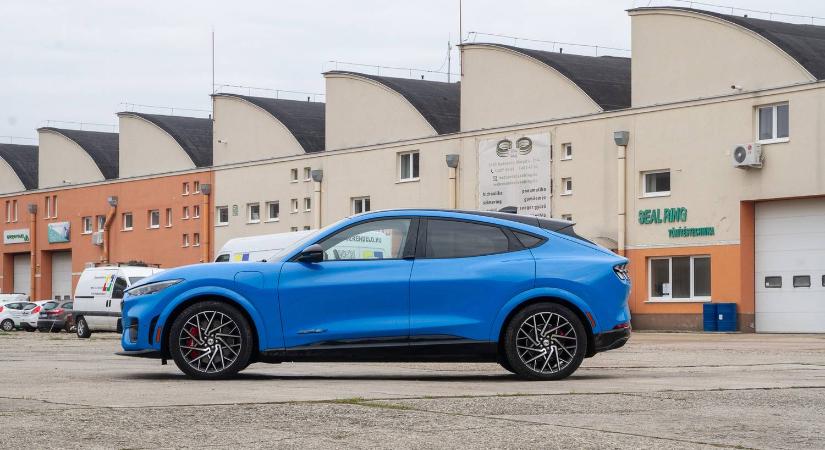 Veszélyes hiba miatt leállították a Ford Mustang Mach-E eladásait - Totalcar