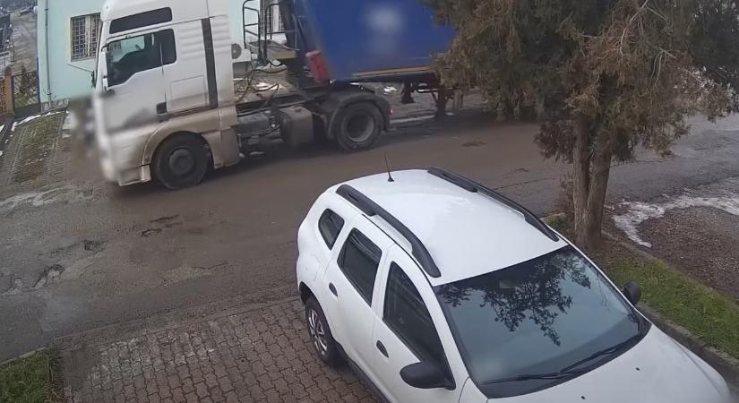 Elszabadult szerelvény ütközött egy fénysorompónak – videó - Infostart