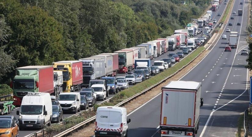 Baleset miatt óriási dugó az M1-esen: a katasztrófaturisták csak rontottak a helyzeten - Veol