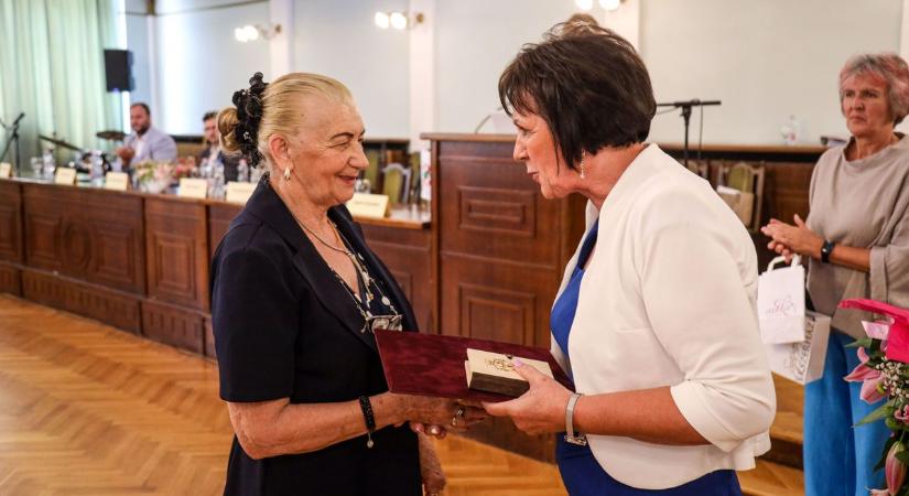 Négy generációt kísért végig a díjazott jászkunsági szakember – galériával, videóval - Szoljon