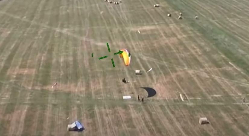 Videón, ahogy rendőrségi helikopterrel kényszerítenek földre egy siklóernyőst a Hármashatár-hegynél - HVG - Itthon
