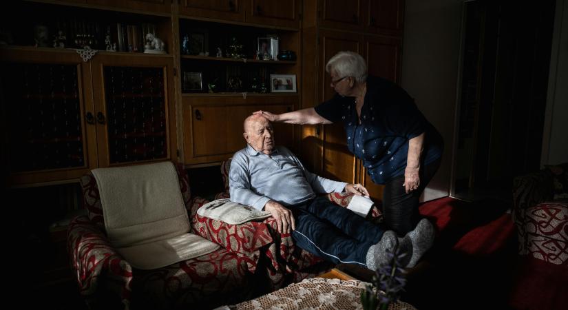 „Ebbe a tükörbe nehéz belenézni” – unokájuk fotózta végig Marika és Sándor tízéves búcsúját - HVG - Kultúra