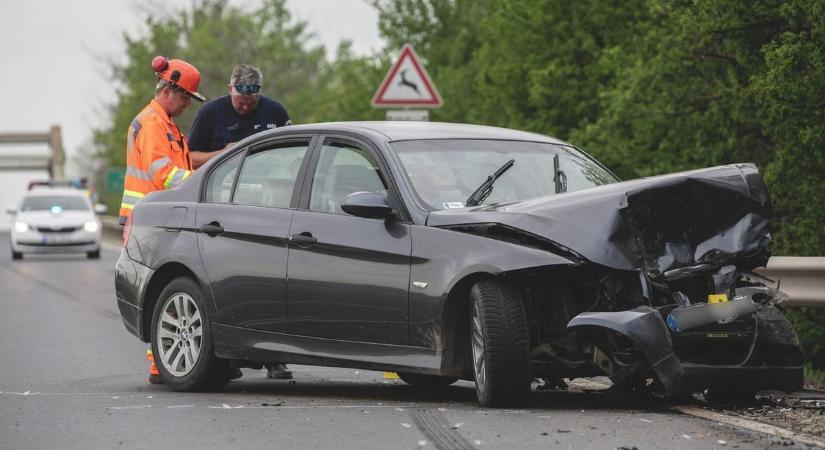 Árokba csapódott az autós, mentőket riasztottak az idős asszonyhoz - Feol