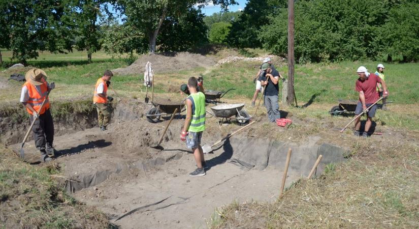 Egy szabályos alaprajzú vár képe rajzolódott ki – újra ellepik a helyszínt a régészek - Teol