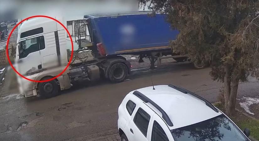 Brutális baleset lehetett volna belőle: csak a fénysorompó állította meg az elszabadult kamiont (videó) - Veol