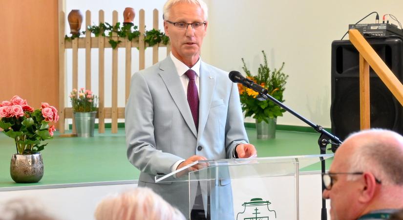 Soltész Miklós szerint az egyházi óvodákban a keresztény értékek sikeres átadása zajlik – Átadták a felújított és kibővített Szent Anna katolikus óvodát Pápán - vasarnap.hu