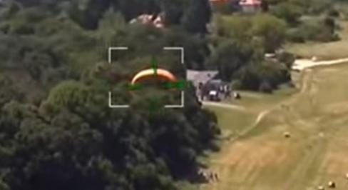 Videó: leszállásra kényszerítette a rendőrségi helikopter a siklóernyőst a Hármashatár-hegyen - Ittlakunk