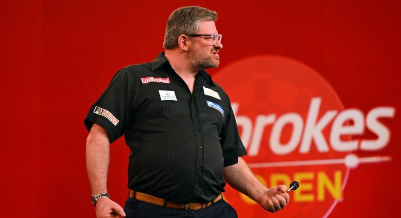 Nem bír a beleivel James Wade: újra meccs közben szellentett hatalmasat a klasszis dartsos – videó - Blikk - Sport