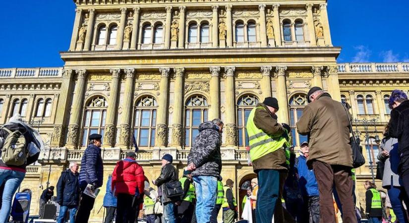Demonstrációt szerveznek és petíciót írnak a HUN-REN kutatóhálózat szétdarabolása ellen - 24.hu
