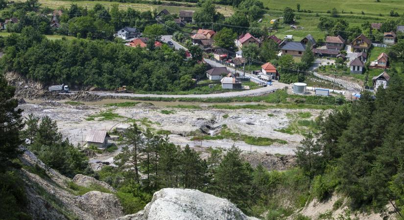 Újabb beszakadások történtek a parajdi sóbányánál, a Kis-Küküllő halai után a hódok is pusztulnak - Népszava