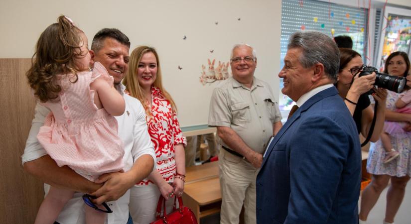 Átadták a Baptista Szeretetszolgálat új bölcsődéjét Debrecenben, Tasó László is potyázott egyet - Debreceni Nap