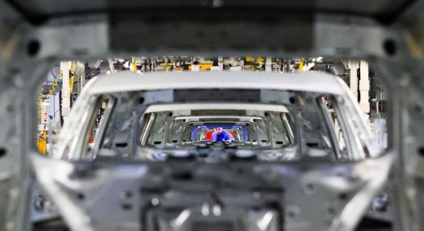 Németország lélegzet-visszafojtva figyeli: leáll a termelés a világhírű Volkswagen-gyárban – a dolgozók a Lamborghininek rimánkodnak, hogy mentse meg - VG