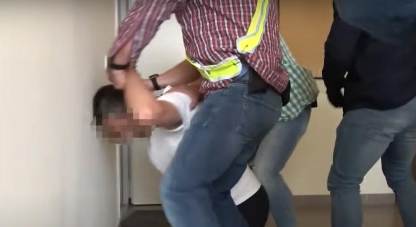 Tartásdíjra akart bankot rabolni a „fénypisztolyos” pancser Solymáron – Zseblámpából eszkábált fegyvert - Blikk - Kvíz