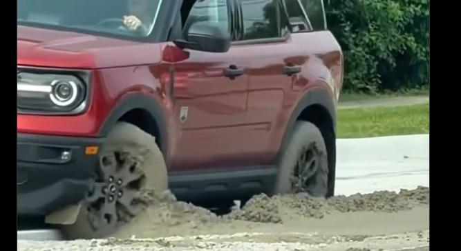 Felszántotta a friss aszfaltot a Forddal, beszóltak neki az útépítők - Totalcar