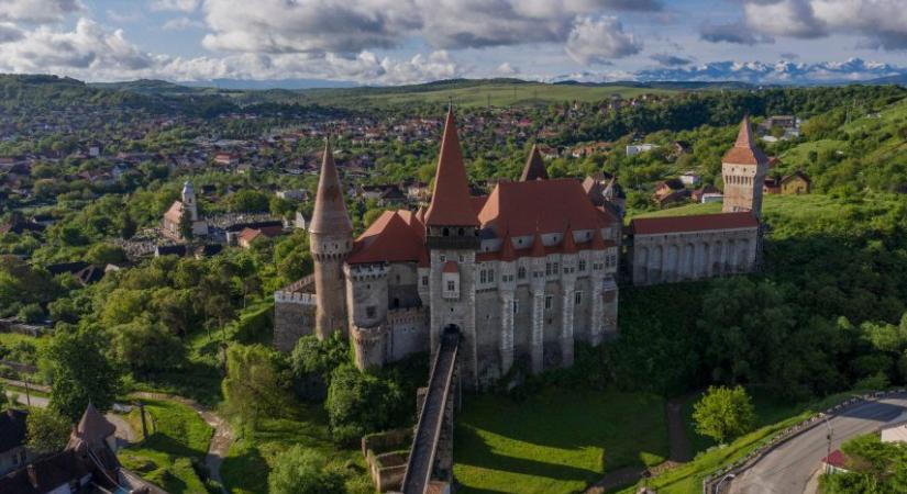 A vajdahunyadi várban titokzatos férfiakat ábrázoló képeket fedeztek fel - kultura.hu