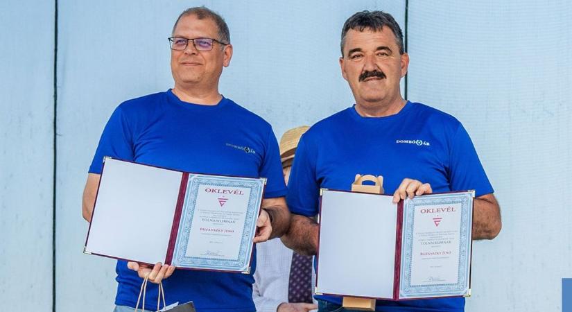 Tolnaikum Buzánszky Jenő bácsi emlékműve - Teol