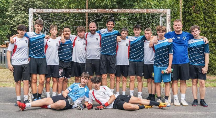 Haladás: Jancsó és Rózsa beállt focizni a diákok közé - Vaol