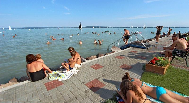 Rendkívüli helyzet állt elő: szabad strandolni a magyar tavakban? - Most Hír