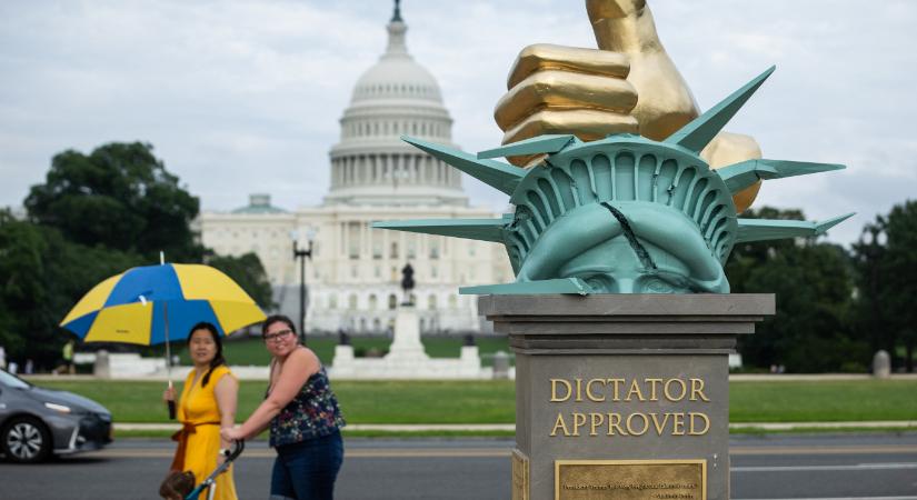 A szarszobor után Orbán-idézetes Trumpot gúnyoló szobrot állítottak fel a Capitolium előtt - 444.hu