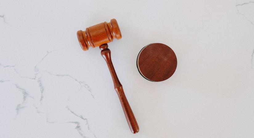 A bíróságok sorra függesztik fel a devizahiteles pereket - Magyar Hang