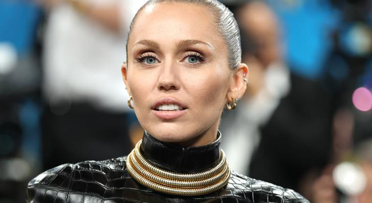 Miley Cyrus olyan szettben lépett utcára, amire nehéz szavakat találni - Index