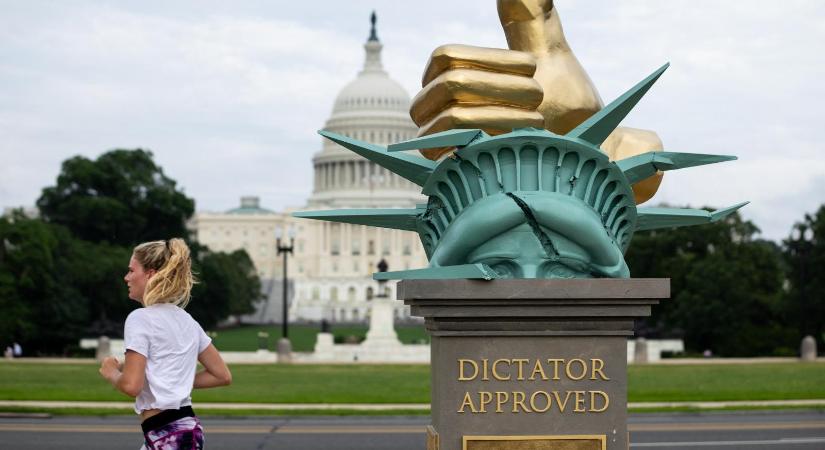 Vlagyimir Putyin és Kim Dzsongun mellett Orbán Viktortól származó idézet is került a Washingtonban felállított Diktátor-szoborra - Népszava