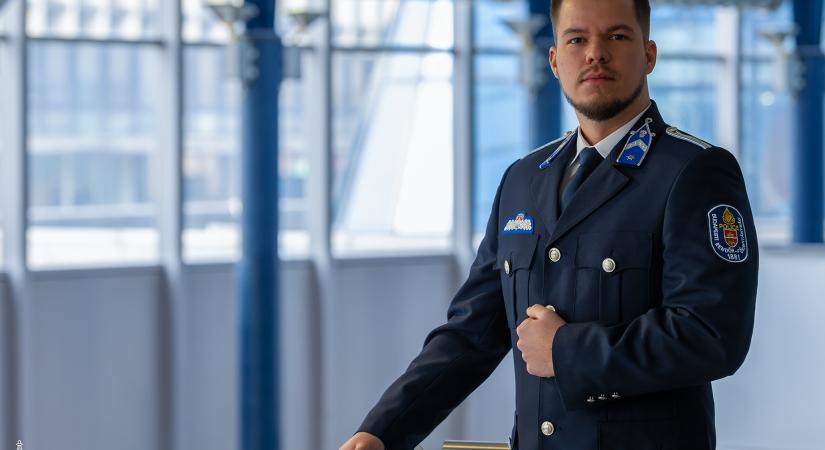Rétvári Bence eltávolította Laponyi őrmester fotóját - Magyar Hang