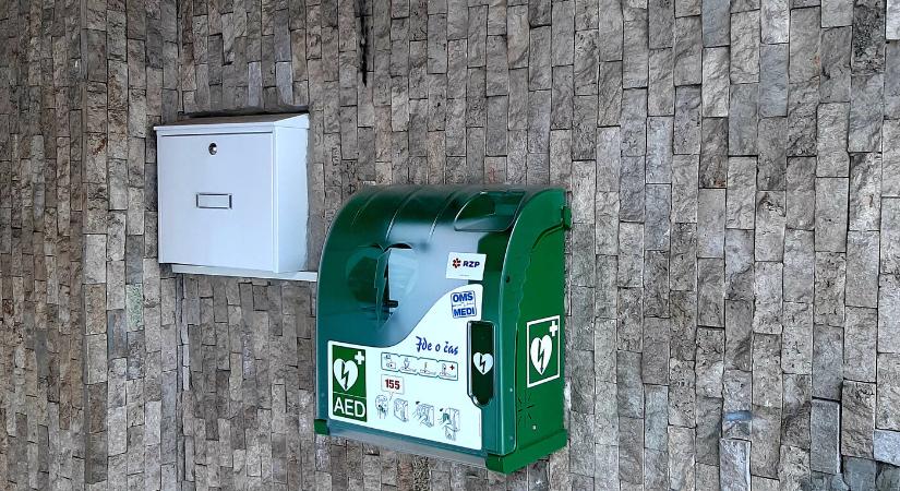 Májusban 81 automata defibrillátort helyeztek el közterületen - Új Szó