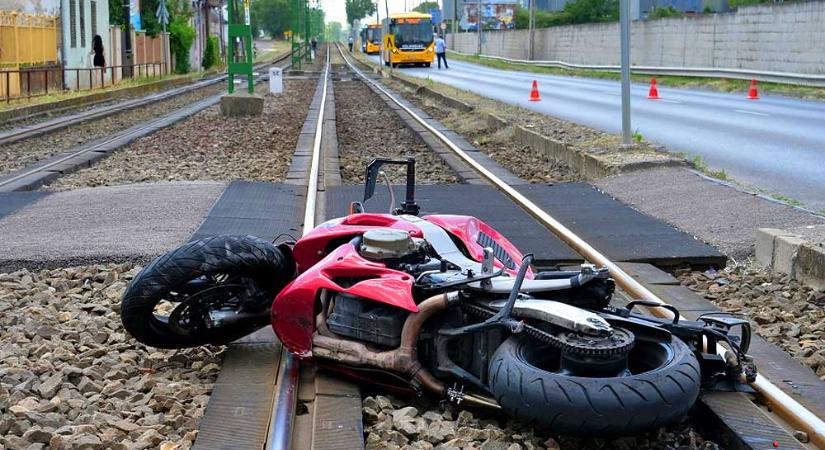 Halálos motorbaleset Soroksáron: egy ismert ember hunyt el, miután a motorjával a HÉV-sínekre zuhant - BudaPestkörnyéke