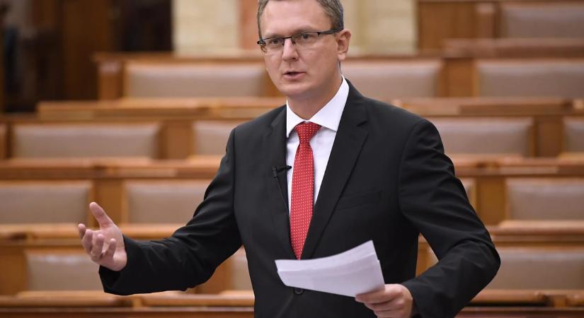 A BRFK szerint fegyelmi vétséget követett el az az őrmester, aki kifogásolta Rétvári Bence posztját - HVG - Itthon