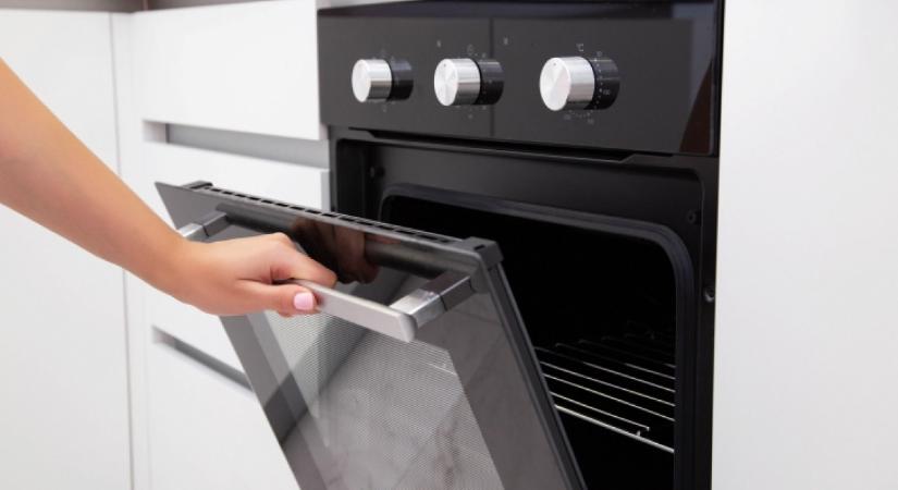 Ettől a 200 forintos titkos csodaszertől ragyogni fog a sütő: még a legmakacsabb zsírfoltokat is eltünteti - Femcafe.hu