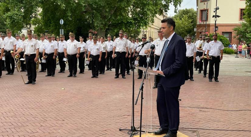 Ki dönti el, hogy részt vehetnek-e a katonák a városi ünnepségeken? - Hódpress
