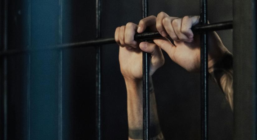 Nyolc évet kaphat a kalapáccsal a rendőrre támadó borsodi férfi - Blikk